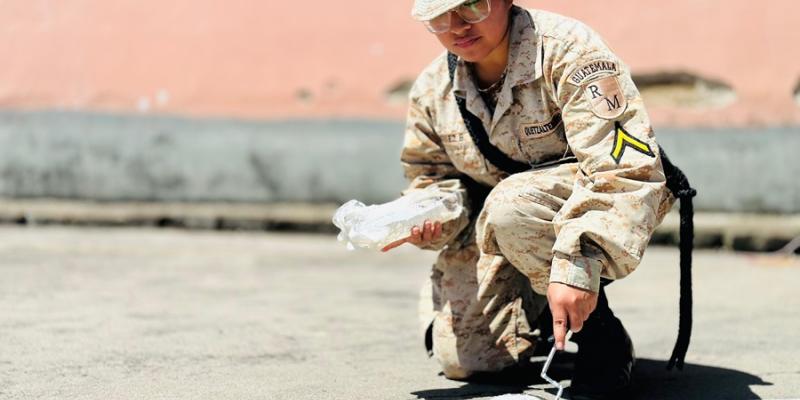 Ejército de Guatemala contribuye con limpieza, ornato y remozamiento de establecimientos educativos en Quetzaltenango y Sololá.