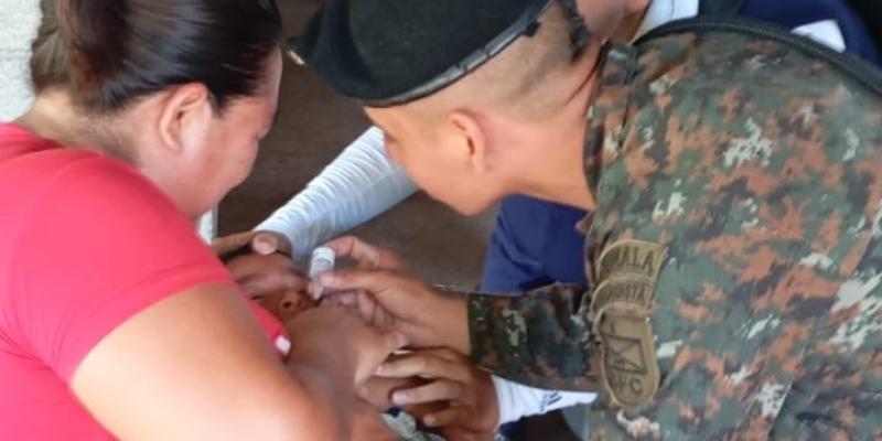 Ejército de Guatemala apoya la campaña de vacunación contra la polio y sarampión.