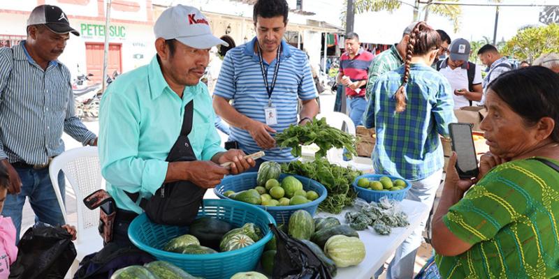 Miembros de los CADER participan en Feria del Agricultor