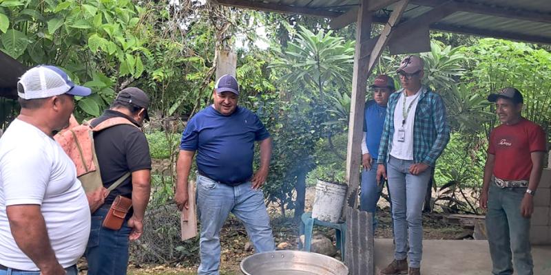 Peteneros aprenden la elaboración artesanal de láminas de cera