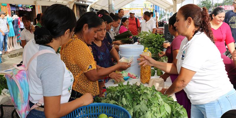 Productores de siete municipios exponen en Feria del Agricultor de Petén