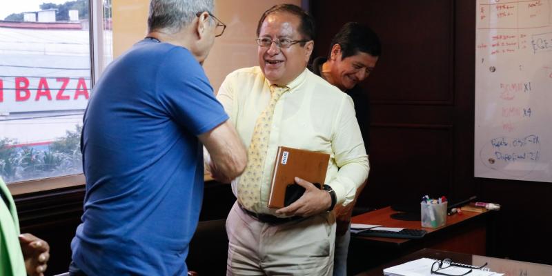 El ingeniero Víctor Hugo Ventura, Presidente del Consejo Directivo del INDE, recibió a representantes del Comité de Vecinos de Jalapa.