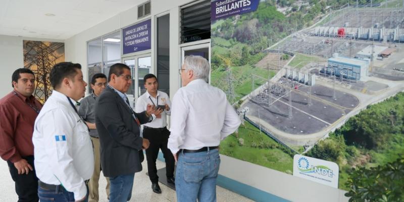 Autoridades del departamento de Santa Rosa visitan el INDE para expandir proyectos de electrificación.