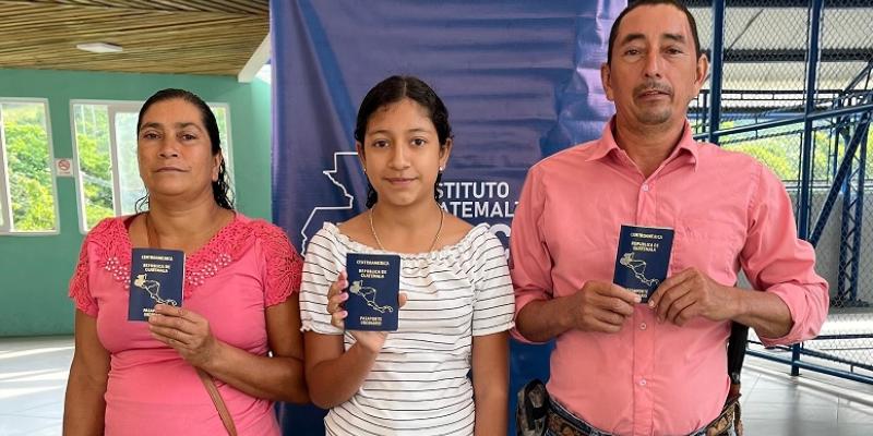 Pobladores de Baja Verapaz reciben pasaporte tramitados  durante Jornada de Servicios Integrados