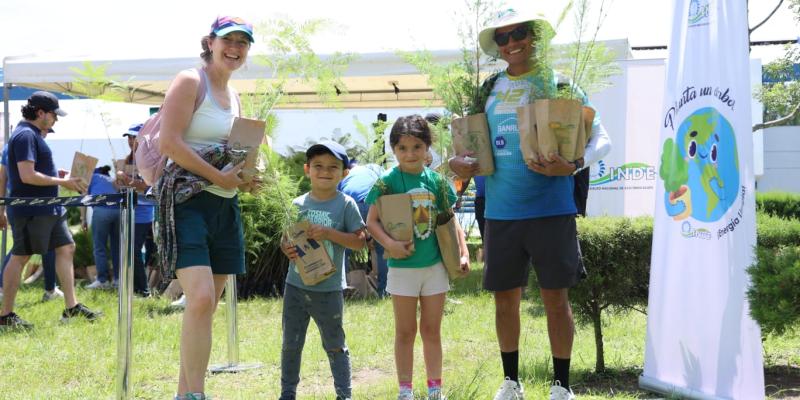 Durante la actividad se entregaron arbolitos de las especies Ciprés Común, Jacaranda y Pino Maximinoi.