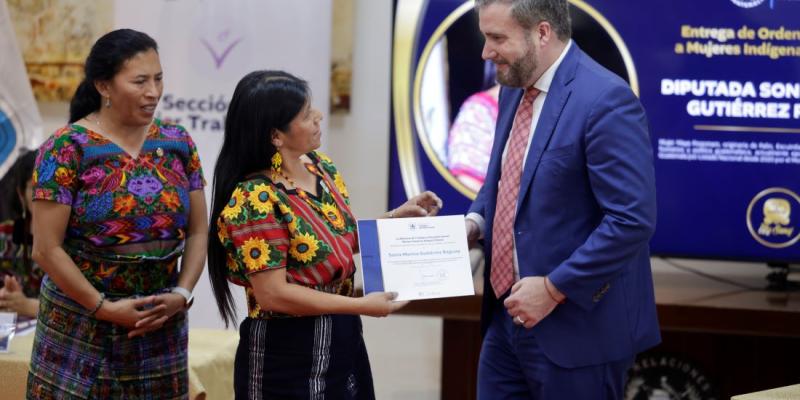 Este reconocimiento se entrega a las mujeres indígenas que han destado en distintas áreas.