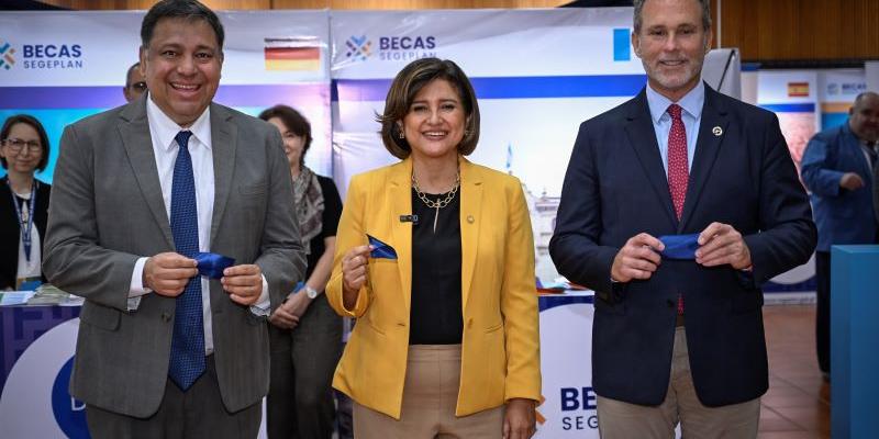 Vicepresidenta Karin Herrera  en Feria de Becas SEGEPLAN