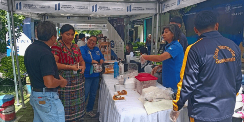 Los jóvenes de Casa Intermedia fueron invitados al bazar de la UPCV