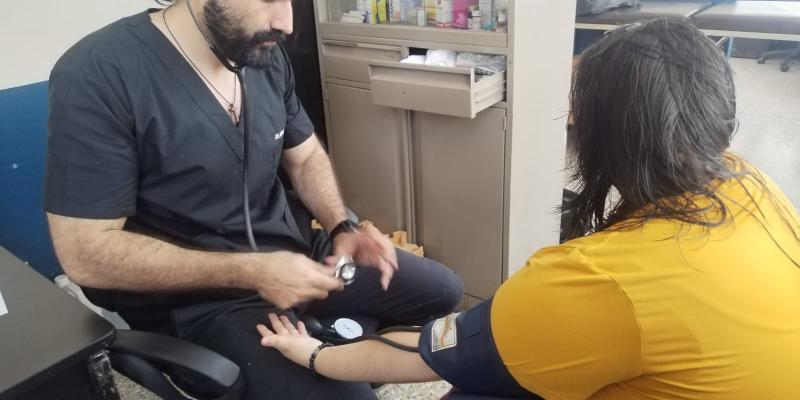 Nueve personas extranjeras son atendidas por Migración en el CAMIEX