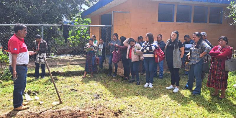 Capacitan a docentes para implementar huertos escolares 