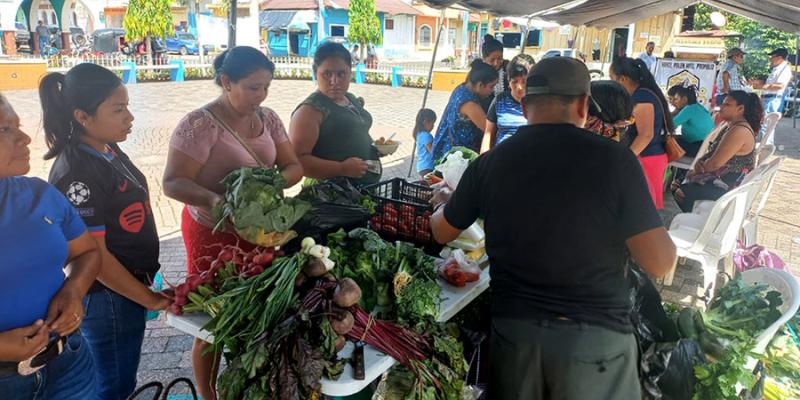 Consumidores de San Lorenzo, Suchitepéquez, beneficiados con Feria del Agricultor