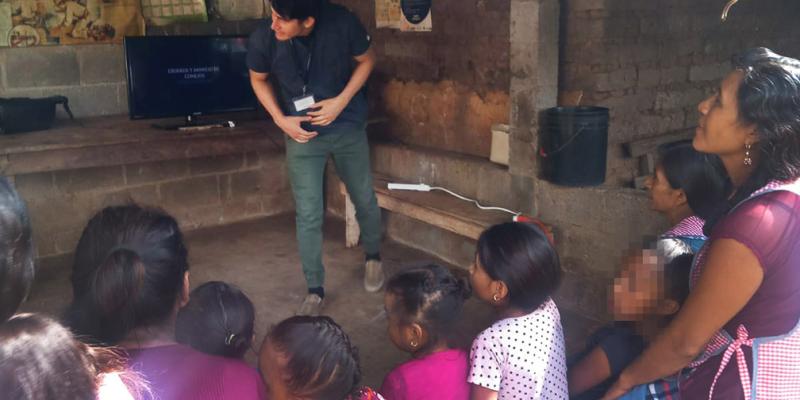 Familias jalapanecas aprenden a criar conejos para mejorar su economía