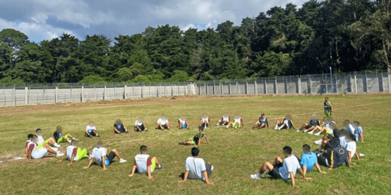 Los jóvenes de Casa Intermedia comenzaron los entrenamientos de futbol con el Club Tigrillos FC.