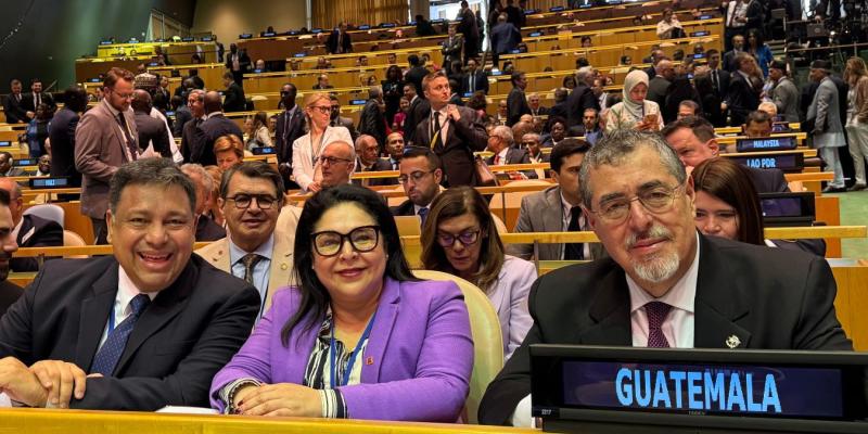 Secretario general de Planificación, Carlos Mendoza, junto al presidente Bernardo Arévalo en el pleno de la ONU. 
