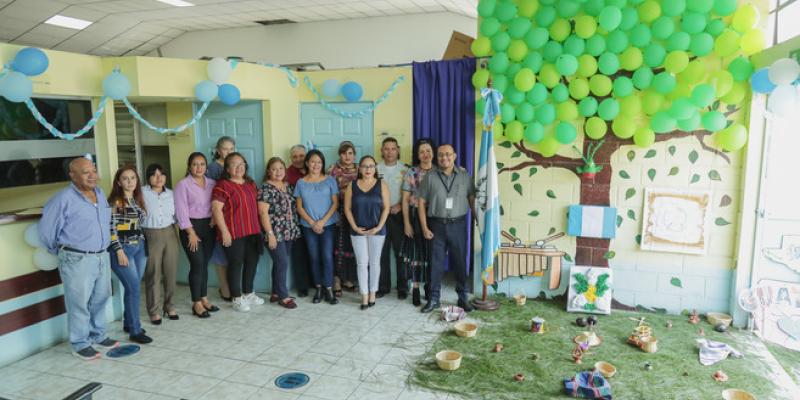 El equipo de la Dirección de Medidas Socioeducativas participó en la elaboración de su altar cívico.