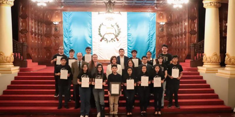 Guatemala se prepara para las Olimpiadas Internacionales de Matemática con la juramentación de la Selección Nacional