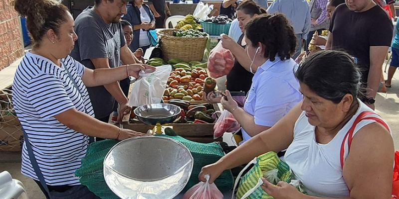 Vecinos acuden a Feria del Agricultor en San Miguel Petapa
