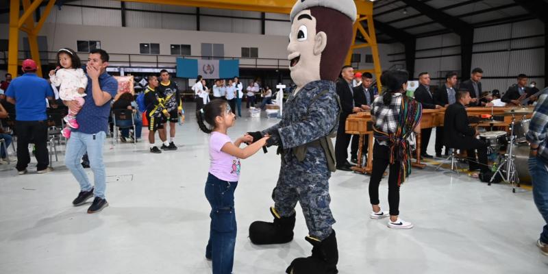 Fuerza Aérea Guatemalteca recibe a más de 3 mil guatemaltecos en la “Feria Integral de la Salud”.