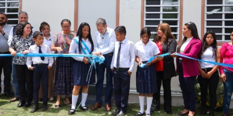 El Ministerio de Comunicaciones, Infraestructura y Vivienda (CIV), a través de la Unidad de Construcción de Edificios del Estado y Obra Pública (UCEE), inauguró recientemente en San Pedro Pinula, Jalapa, la instalación de dos (2) aulas prefabricadas de 130 mts.