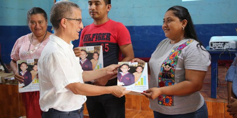 Entregan más de 36 mil kits de la Estrategia de Nivelación de los Aprendizajes en Retalhuleu