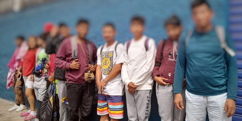 Migrantes extranjeros son atendidos en el CAMIEX