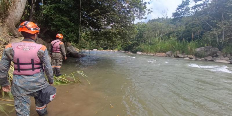 Brigada Humanitaria y de Rescate apoya la búsqueda de joven arrastrado por el río Matanzas.