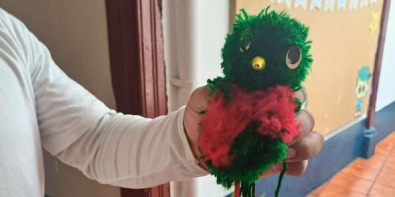 Como parte de su formación para el emprendimiento los adolescentes del CCFI aprendieron a hacer quetzales con lana.