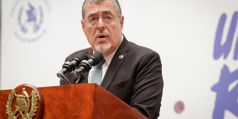 Luego de la conferencia, el presidente también celebró su cumpleaños con los periodistas.