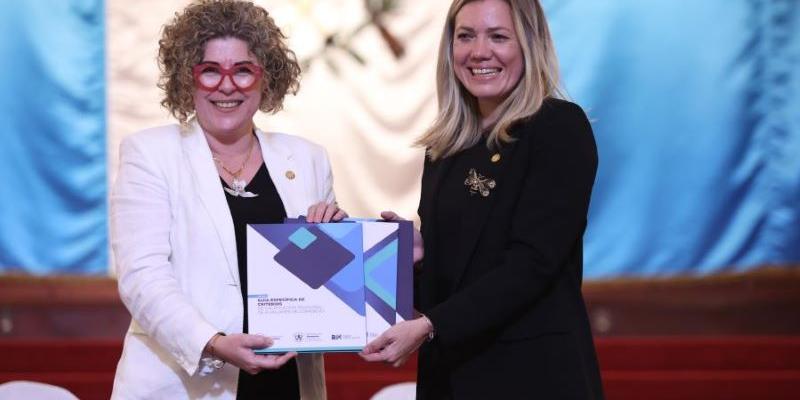 La ministra de Economía, Gabriela García (izq) acompañada de la viceministra de Asuntos Registrales, Valeria Prado expusieron sobre el contenido de los documentos.