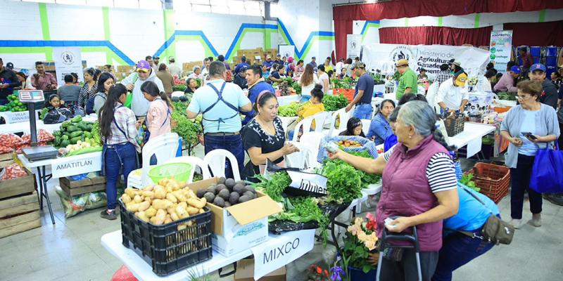 Consumidores acuden a Feria del Agricultor en Mixco