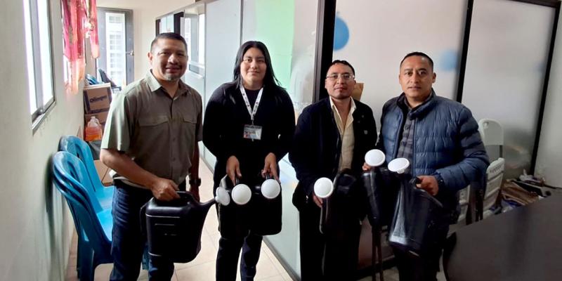 Entregan regaderas para riego de huertos escolares 