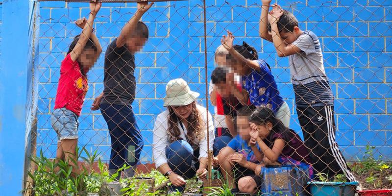 Entregan y siembran pilones de hortalizas para huertos escolares