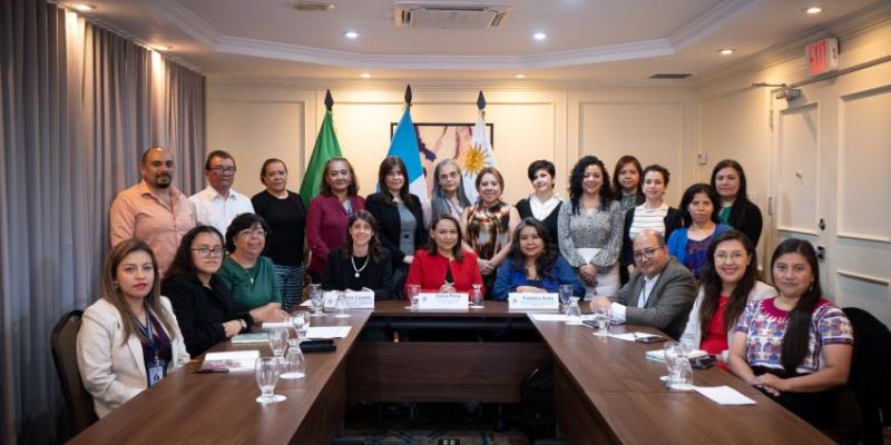 Especialistas y autoridades de SEGEPLAN con las expertas de México y Uruguay