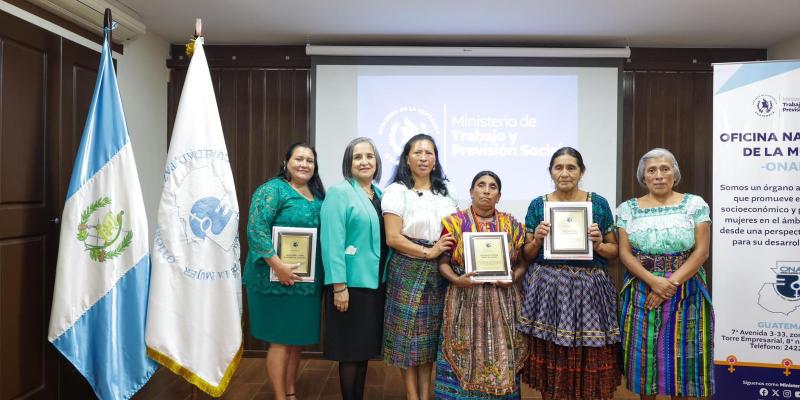 Ministra Miriam Roquel entregó reconocimientos a mujeres rurales por su labor como guardianas de la madre naturaleza y de la vida.