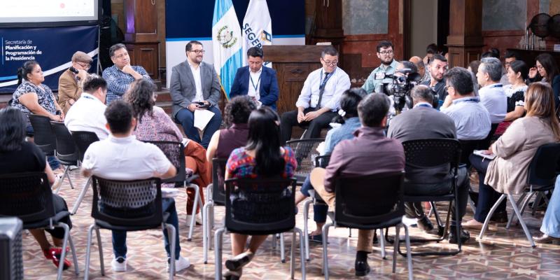 Diálogo sobre inteligencia artificial, con participación de directores y equipo especializado. 