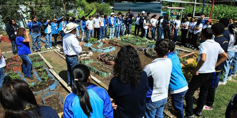 Jóvenes sembrando el futuro, agricultura familiar para alimentar el futuro