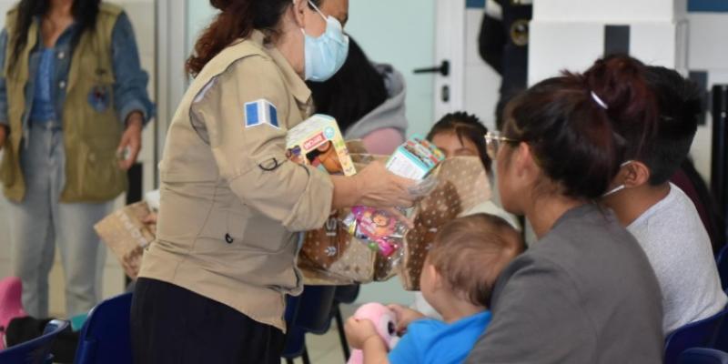 Niñez migrante del Centro de Recepción de Retornados recibe regalos y apoyo emocional