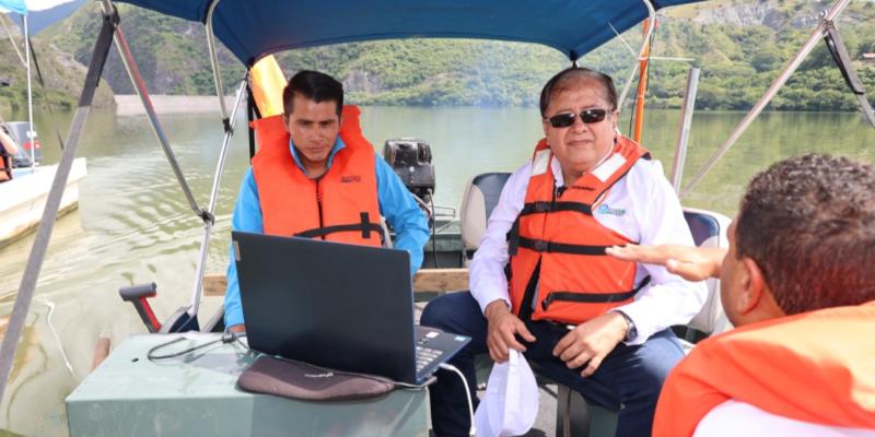 El ingeniero Víctor Hugo Ventura, Presidente del Consejo Directivo del INDE, supervisa la realización del estudio que se realiza en el embalse de la Hidroeléctrica Chixoy.
