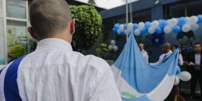 En el último acto cívico, adolescentes de los centros juveniles de privación de libertad participaron en la izada de la bandera.