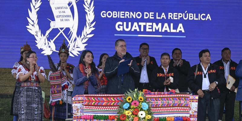 Gobierno y Autoridades Ancestrales firman agenda de trabajo para el desarrollo del pueblo K’iche’ de Santa Lucía Utatlán 