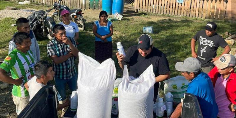 Entregan parcelas demostrativas de frijol en Santa Cruz, Poptún