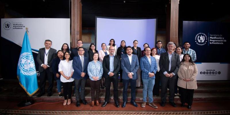 Autoridades institucionales y grupo de profesionales que aprobó el curso de Demografía. 