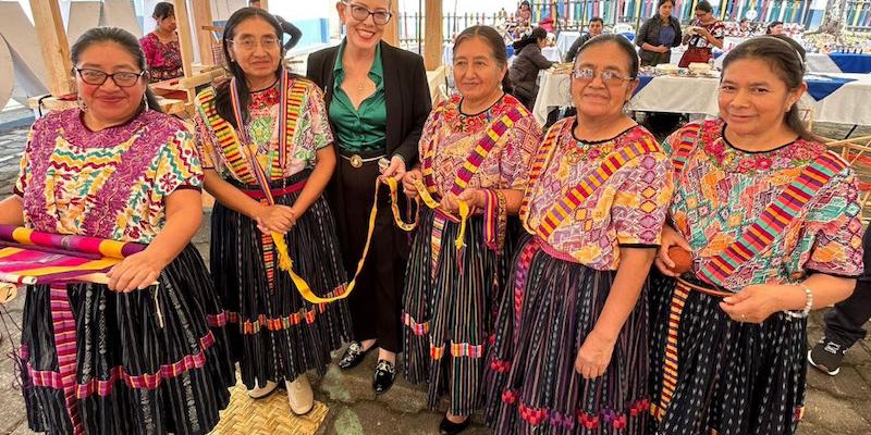 Viceministra Ugalde comparte con emprendedoras quetzaltecas