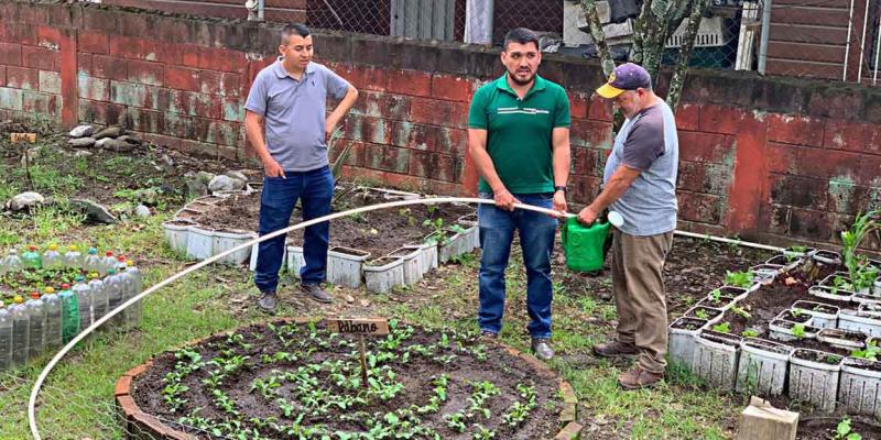 Fortalecen capacidades en la producción de alimentos de centros educativos