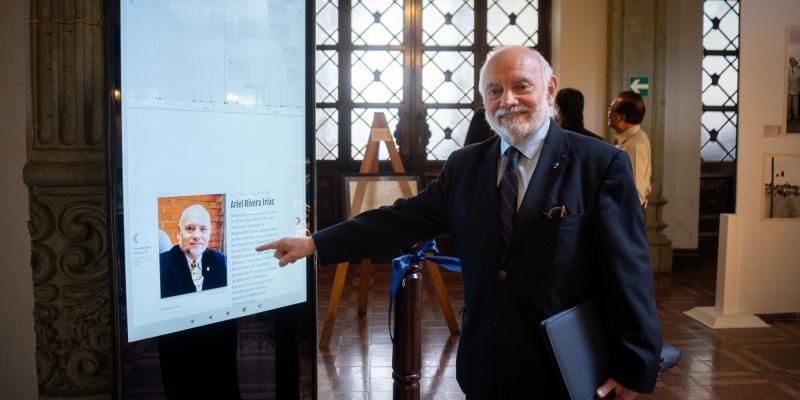 El exsecretario Ariel Rivera Irías hace uso de la plataforma interactiva.