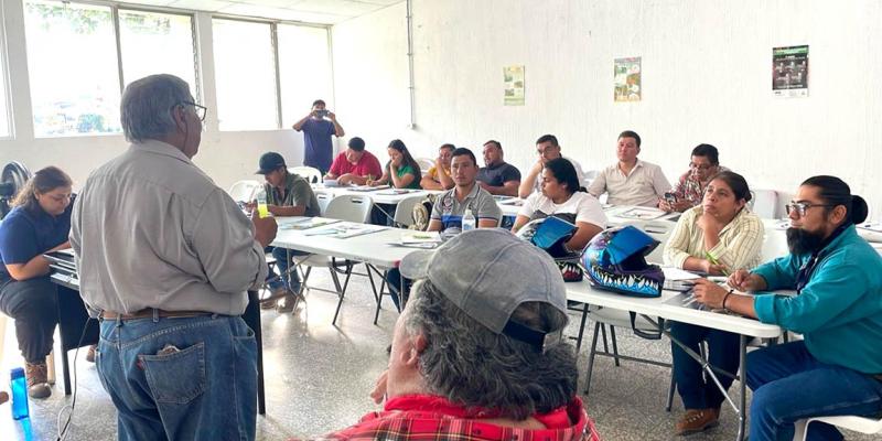 Imparten en Petén charlas de técnicas y prevención contra el Gusano Barrenador del Ganado