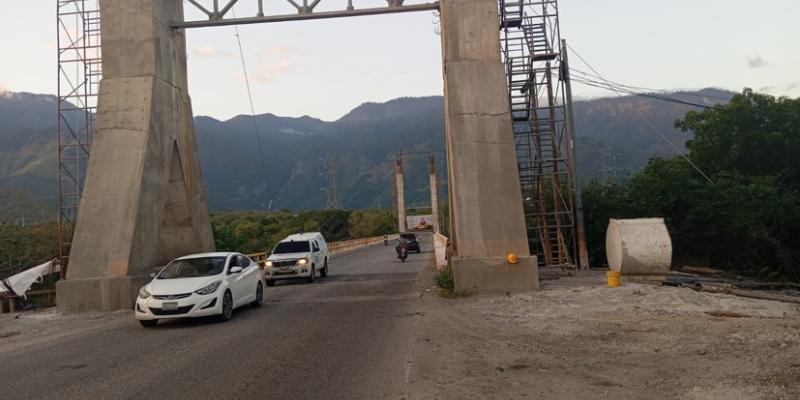 Refuerzan torres de concreto en puente Motagua