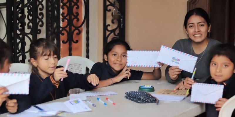 Jóvenes aprenden en el taller “Mi primera carta”
