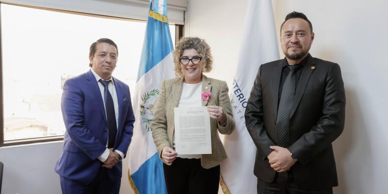Miembros del Sindicato de trabajadores de Mineco posan con Ministra de Economía tras Firma de convenio