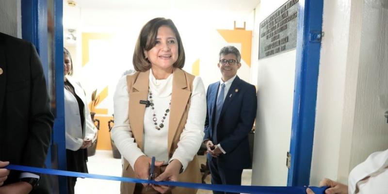 La vicepresidenta Karin Herrera